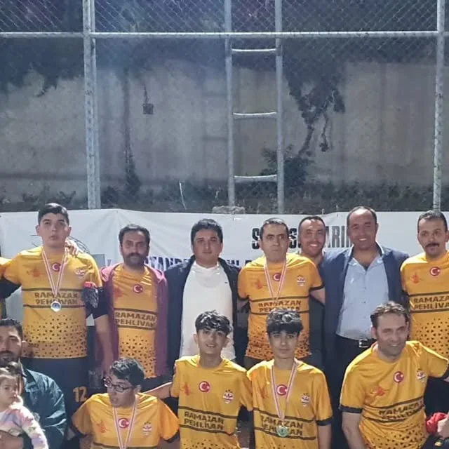 Sarı renkli, sponsor yazılı formalarla sahada toplu takım fotoğrafı